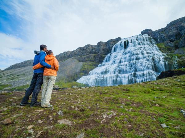 Pareja admirando la cascada de Dynjandi
