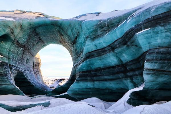 Il y a une grande arche au milieu de la grotte de glace de Katla en Islande.