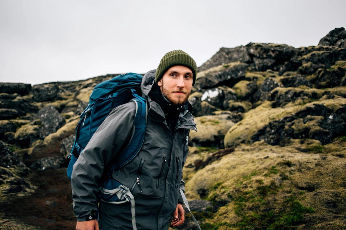 Joven haciendo senderismo en Islandia