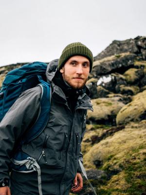 Joven haciendo senderismo en Islandia