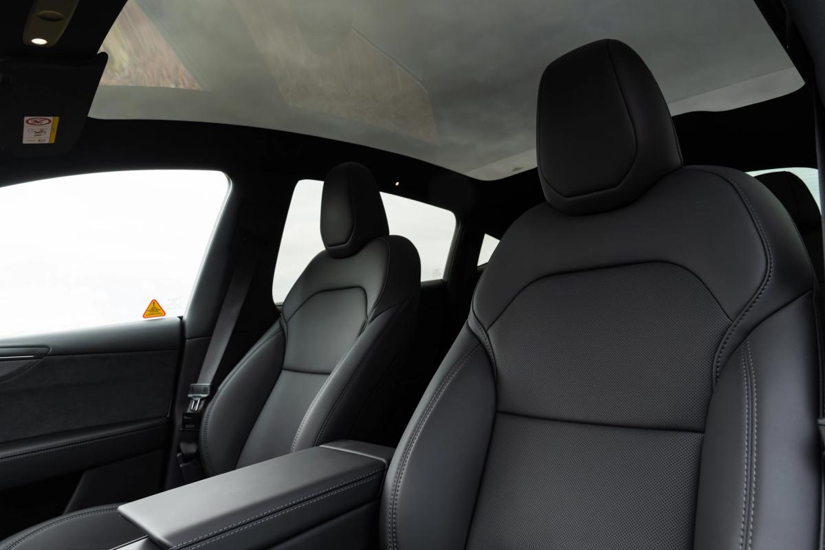 Asientos delanteros del Tesla Model Y con techo de cristal, un vehículo cómodo para recorrer Islandia por carretera