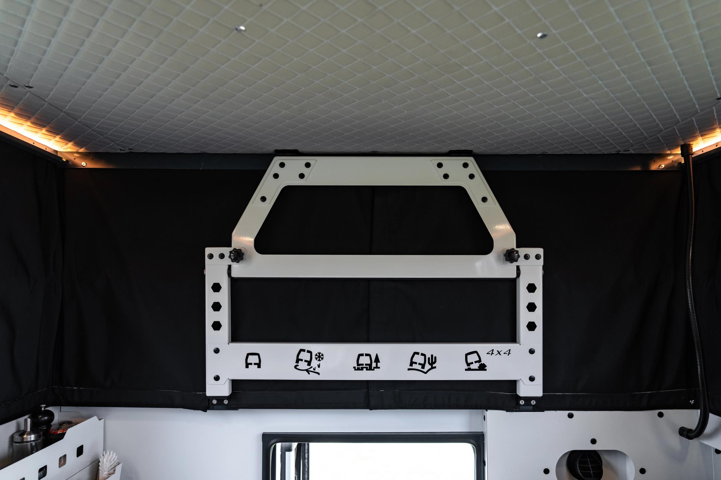 Interior del techo elevable con revestimiento acolchado, iluminación LED en tira y estructura de soporte blanca