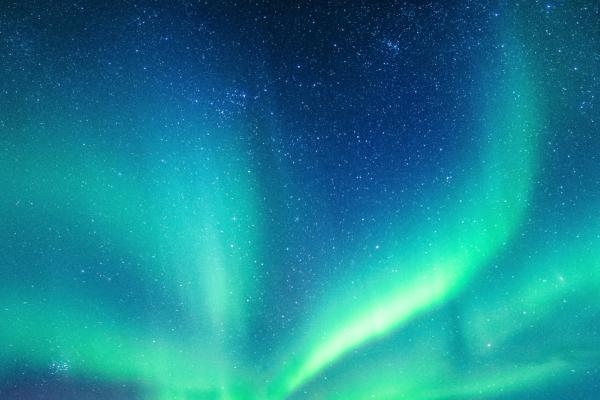 Aurora Boreal en un cielo estrellado