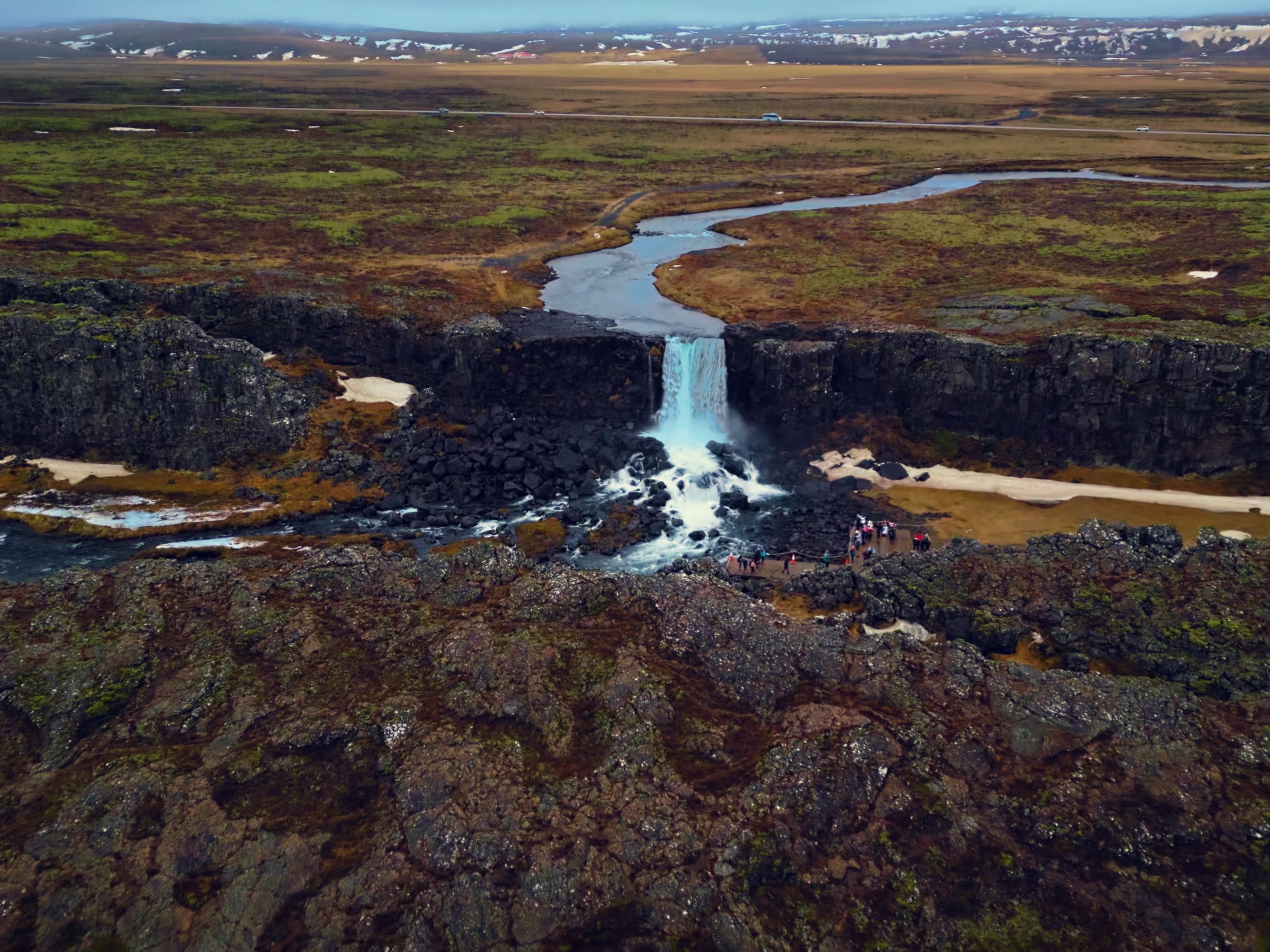 una vista aérea de una cascada en medio de un campo .