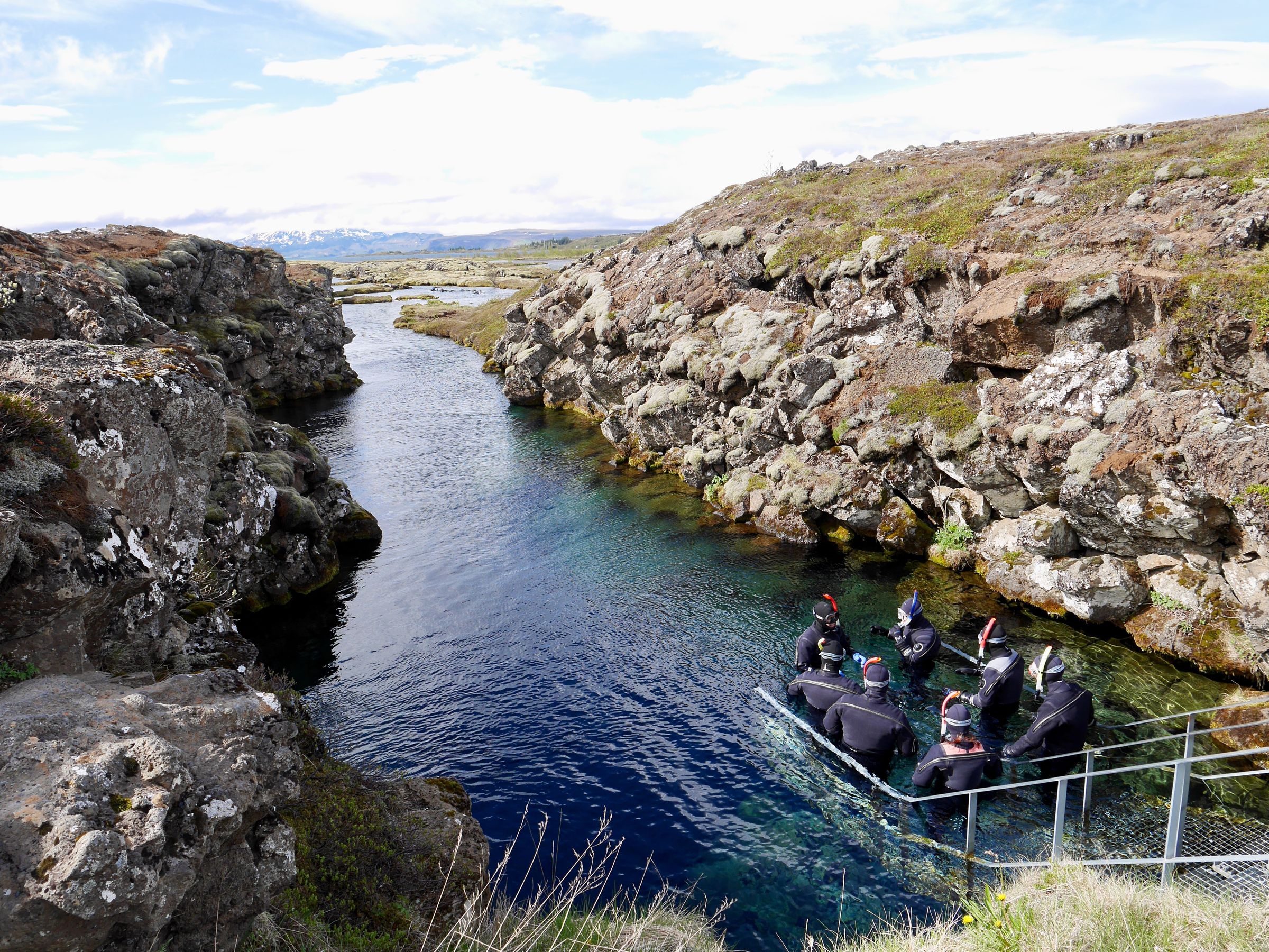 un grupo de personas está nadando en un río .
