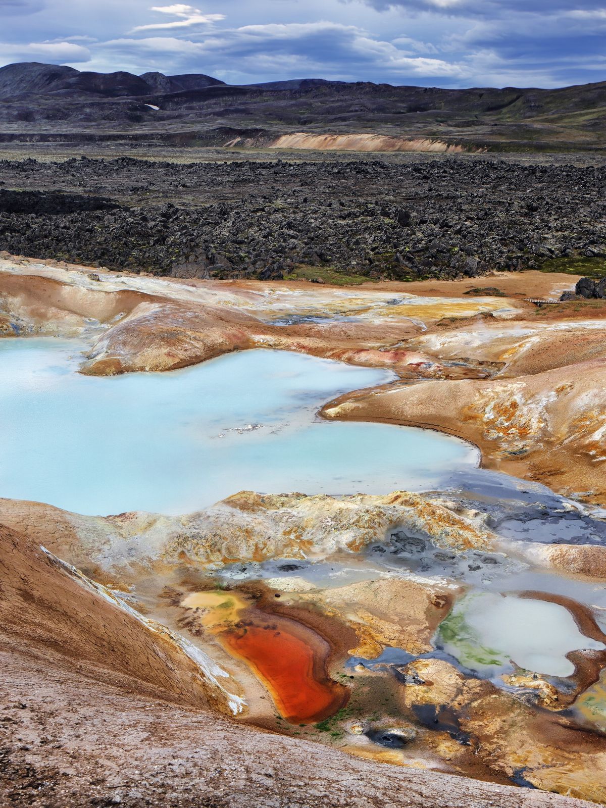 hay una gran piscina de agua en medio del desierto .