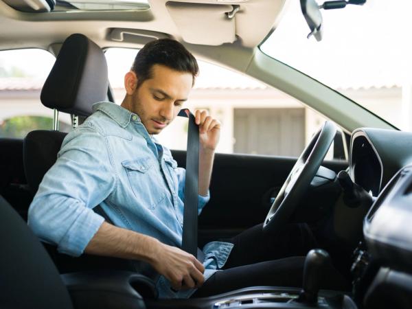 Hombre abrochándose el cinturón