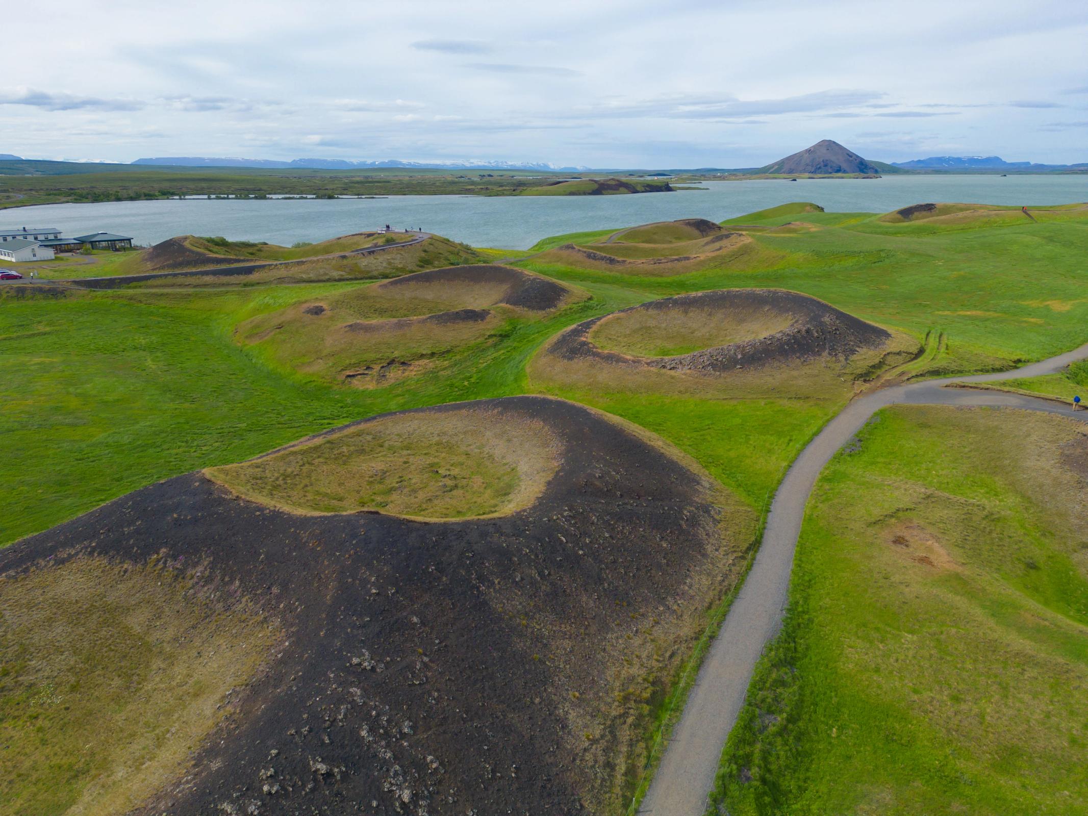 Camino por los cráteres de Skútustaðagígar en Myvatn
