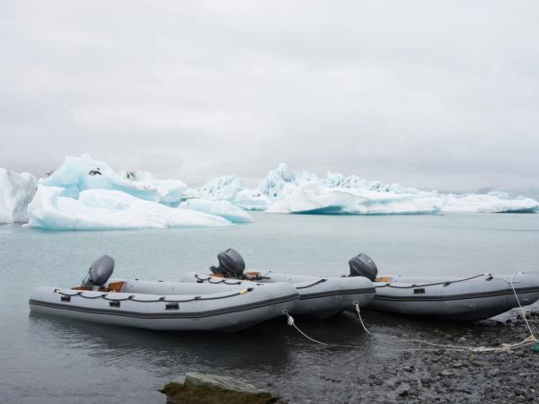 Two zodiacs in the shore of Jökulsárlón