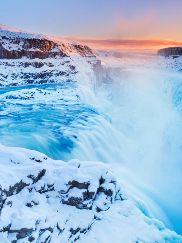 Cascada completamente nevada