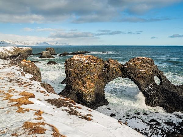 Gatklettur cubierto de nieve en invierno