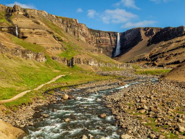 Cascada de Hengifoss desde la distancia