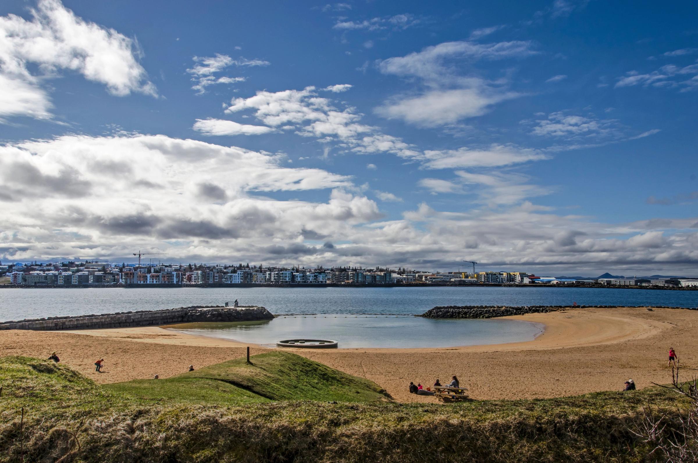 Vista de Reykjavik desde la playa geotérmica de Nauthólsvík