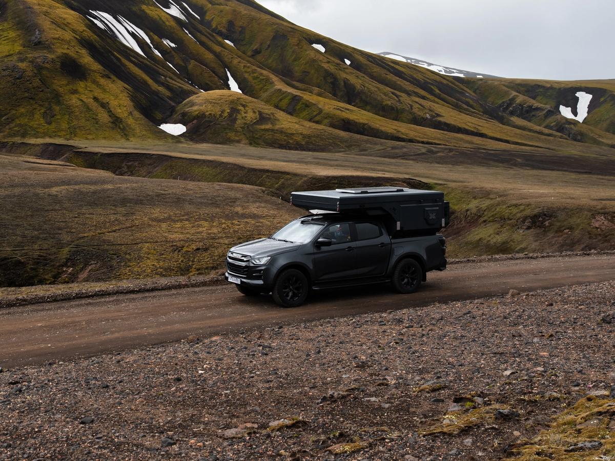Ruta de grava en camper 4x4 Una autocaravana 4x4 para 2 personas con un módulo trasero rígido en una carretera de grava, alquiler de autocaravanas en Islandia