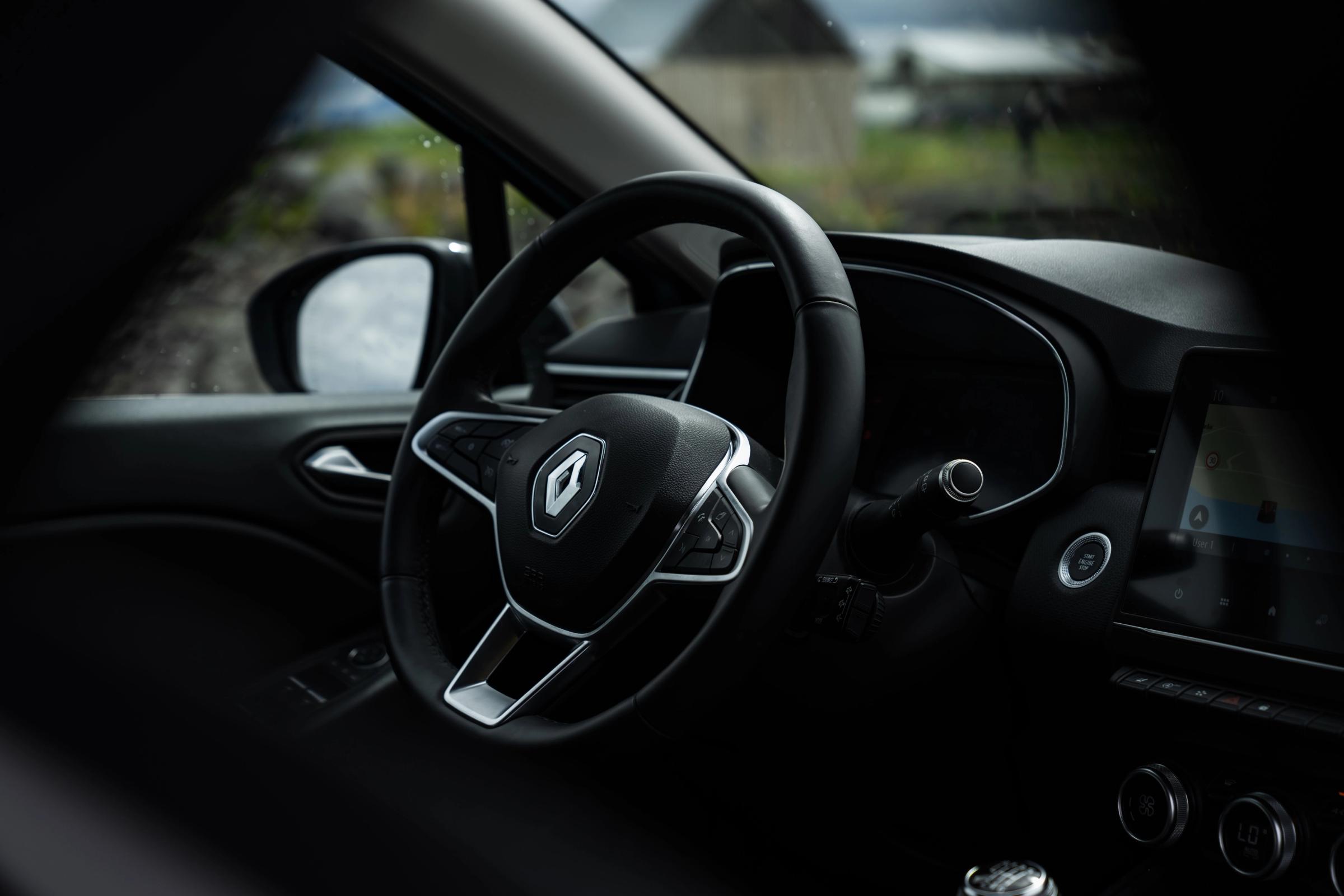Innenansicht eines Renault Clio mit Lenkrad und Navigationsdisplay