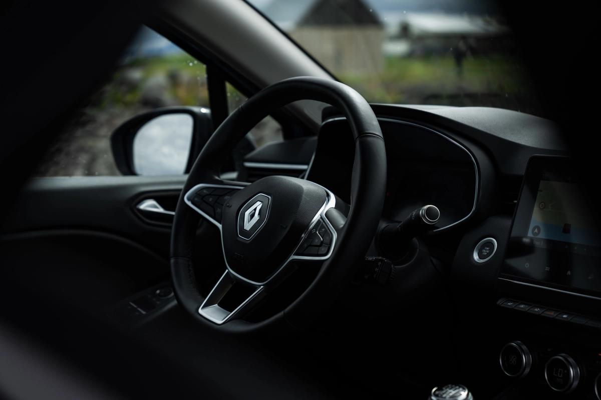 Innenansicht eines Renault Clio mit Lenkrad und Navigationsdisplay