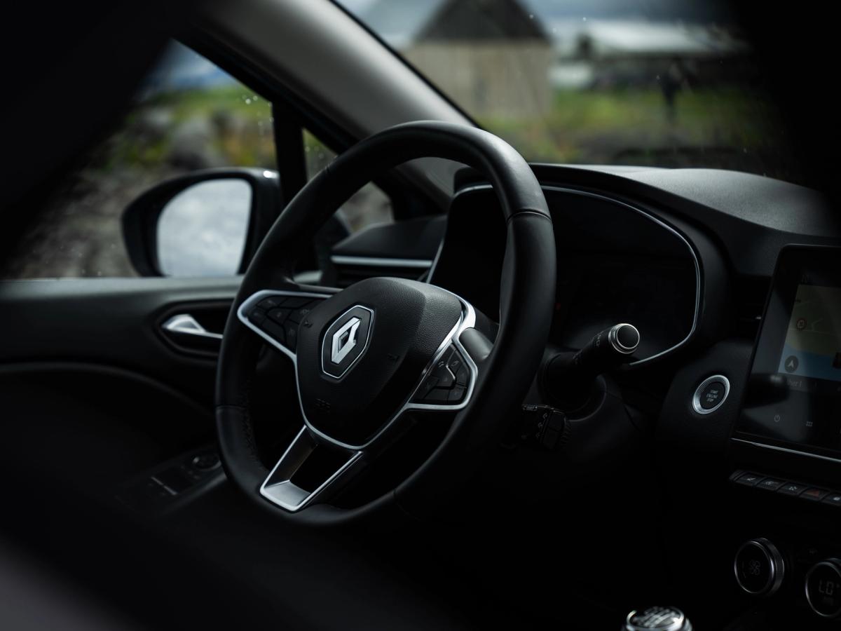 Detailansicht des Clio-Lenkrads Innenansicht eines Renault Clio mit Lenkrad und Navigationsdisplay