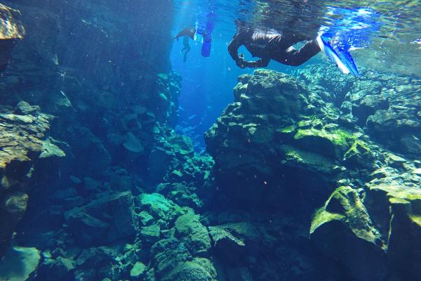 dos personas haciendo snorkel en una fisura