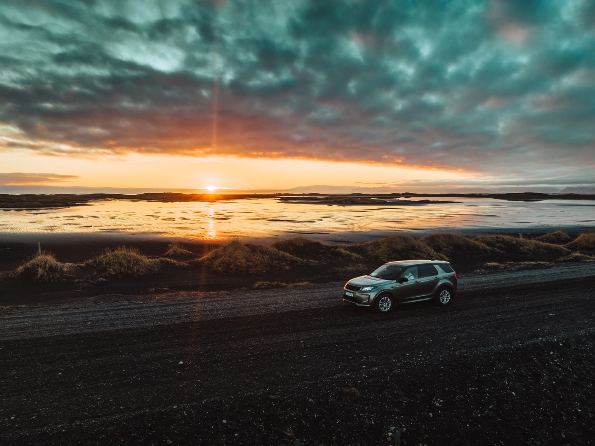 Discovery Sport Küstenstraße Land Rover Discovery Sport 4x4 auf einer Schotterstraße entlang der Küste