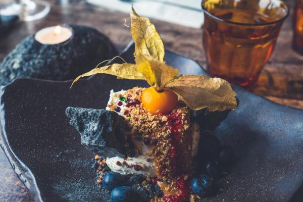 Bola de helado islandesa con toppings y arándanos por encima