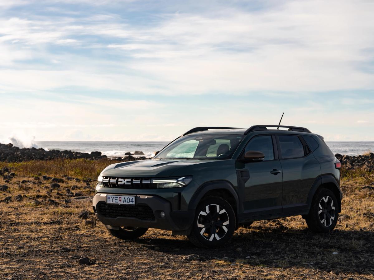 Duster Costa Rochosa Dacia Duster de aluguer para condução autónoma na Islândia, estacionado numa costa rochosa junto ao mar