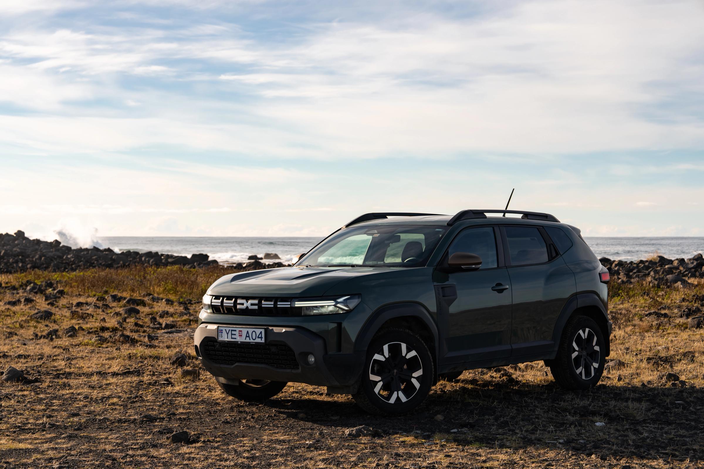 Duster Costa Rochosa Dacia Duster de aluguer para condução autónoma na Islândia, estacionado numa costa rochosa junto ao mar