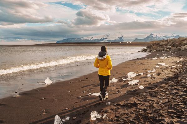 Chica caminando por la Diamond Beach en verano