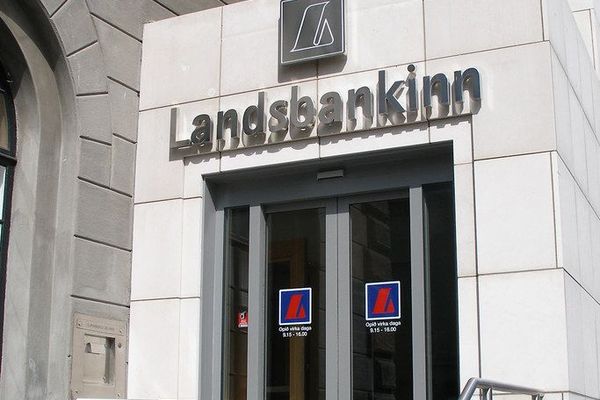 entrada a una sucursal del banco islandés Landsbankin