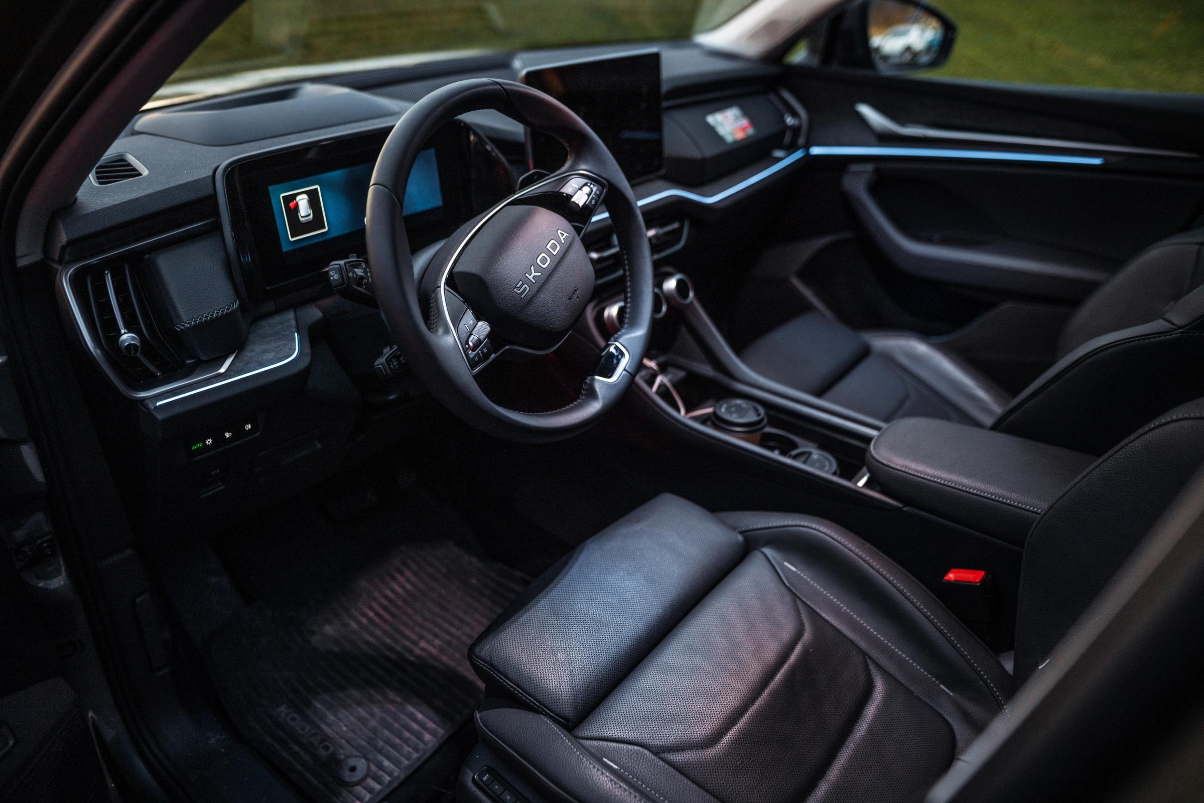 Visão geral do interior do Skoda Kodiaq Interior dianteiro do Skoda Kodiaq com volante, ecrã digital e bancos em pele