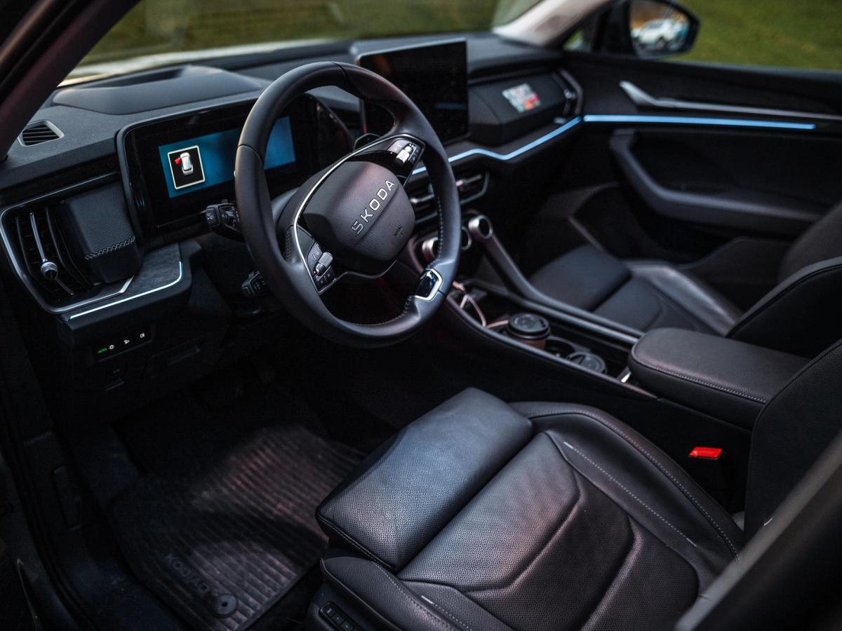 Visão geral do interior do Skoda Kodiaq Interior dianteiro do Skoda Kodiaq com volante, ecrã digital e bancos em pele