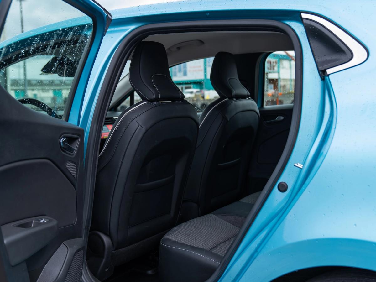 Clio Innenraum – Rücksitze Blick durch die geöffnete Tür auf die Rücksitze im Innenraum eines Renault Clio