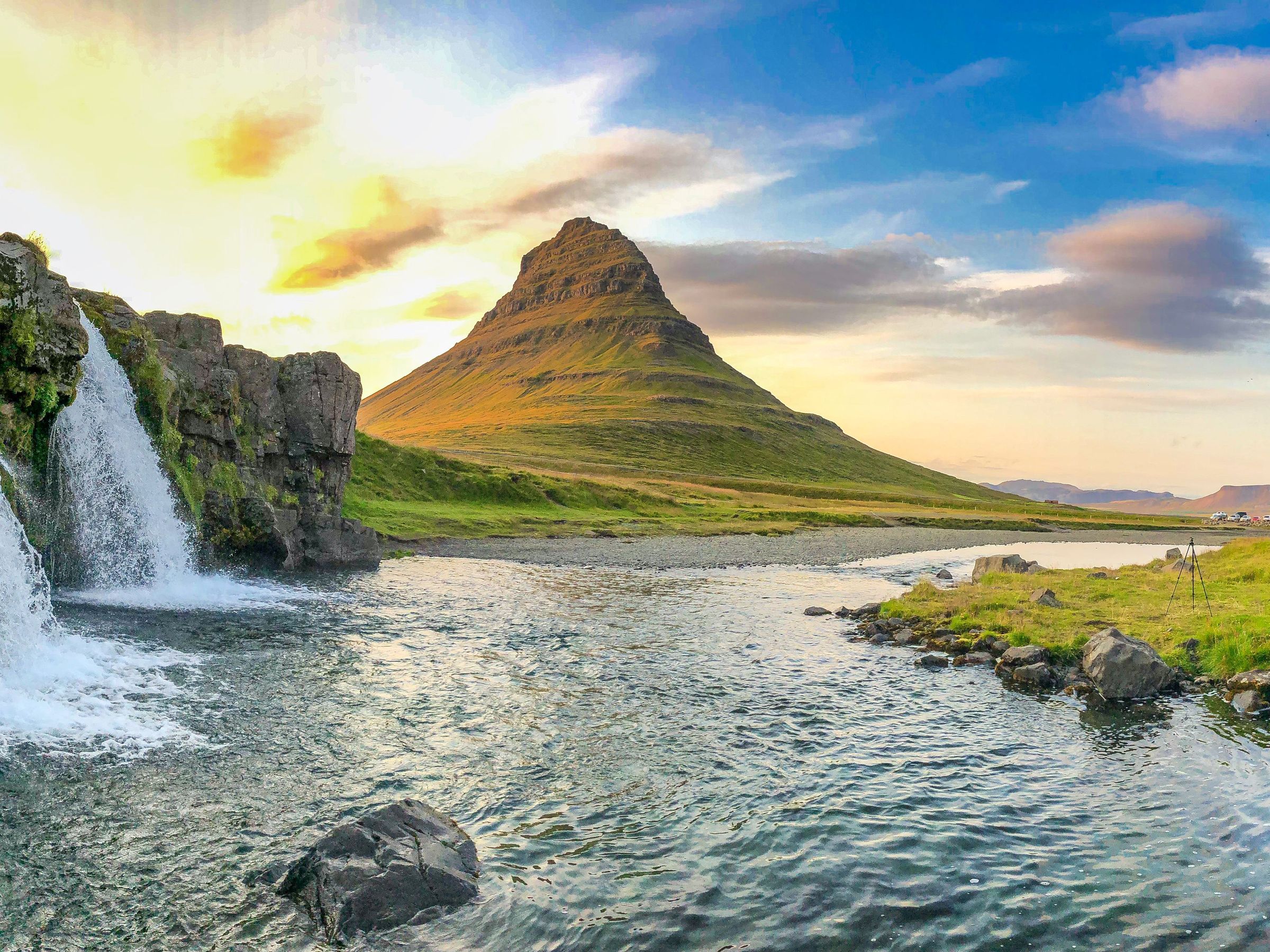 Kirkjufellsfoss y Kirkjufell al atardecer