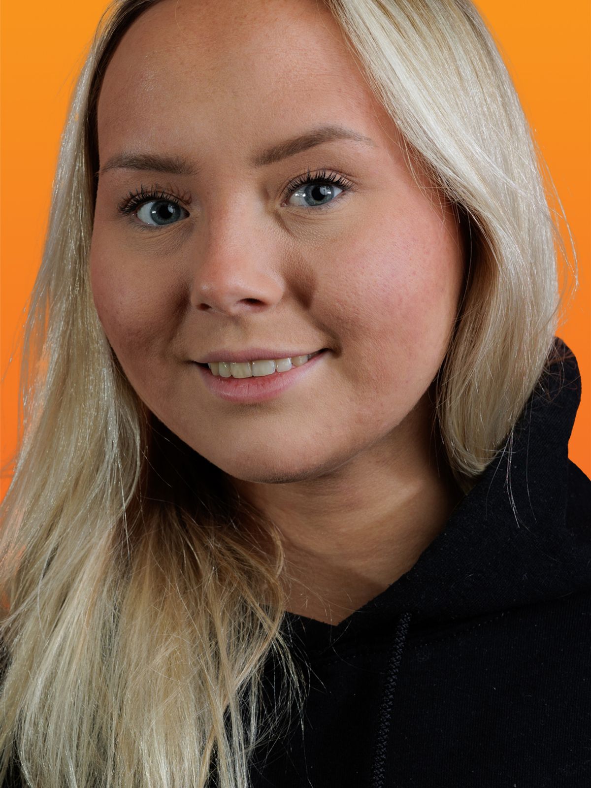 une femme aux cheveux blonds porte un sweat à capuche noir a woman with blonde hair is wearing a black hoodie