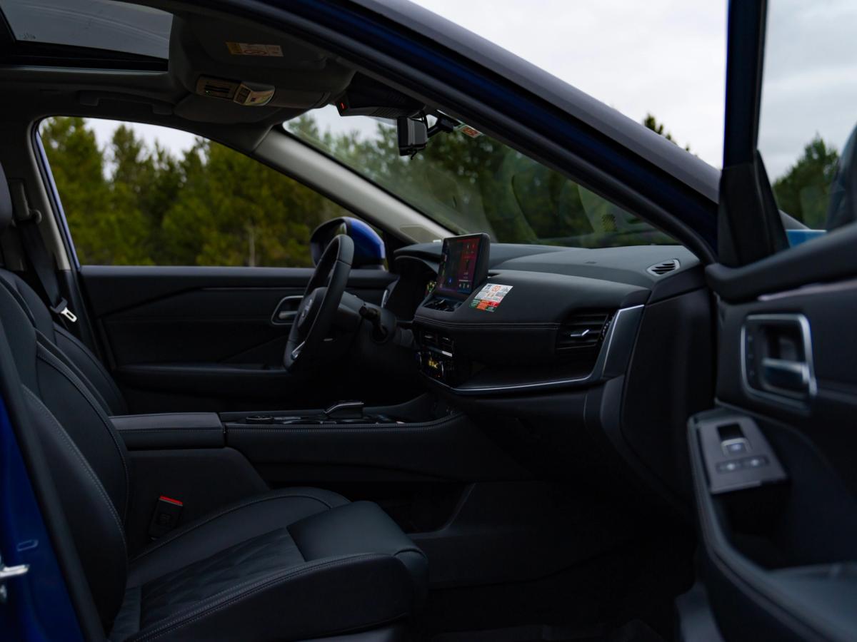 Asientos delanteros del interior del X-Trail Vista del interior de un Nissan X-Trail, con los asientos delanteros y el salpicadero vistos a través de la puerta abierta