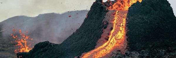 un volcán está en erupción y la lava está saliendo de él.