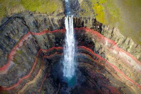una vista aérea de una cascada en medio de una montaña .