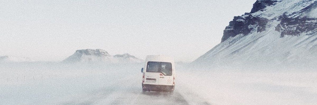 Furgoneta conduciendo bajo el temporal en Islandia