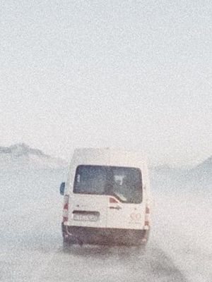 Furgoneta conduciendo bajo el temporal en Islandia