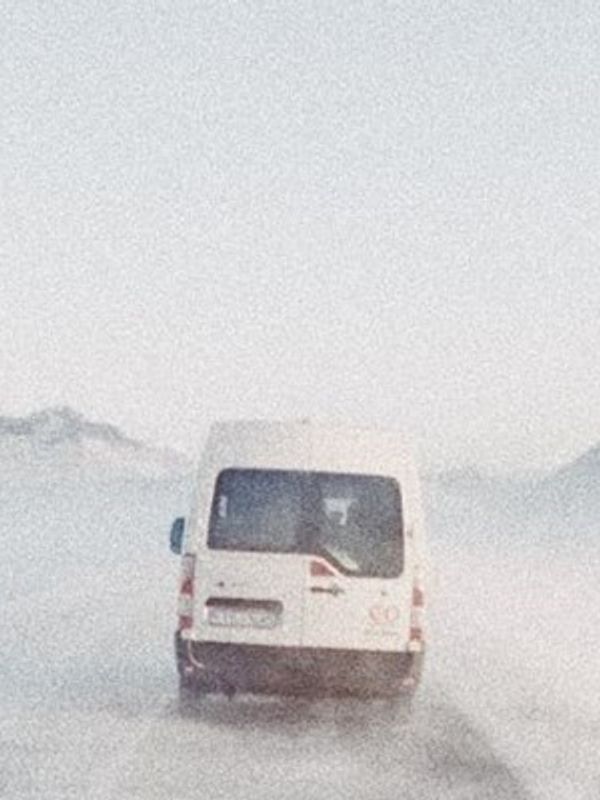Furgoneta conduciendo bajo el temporal en Islandia