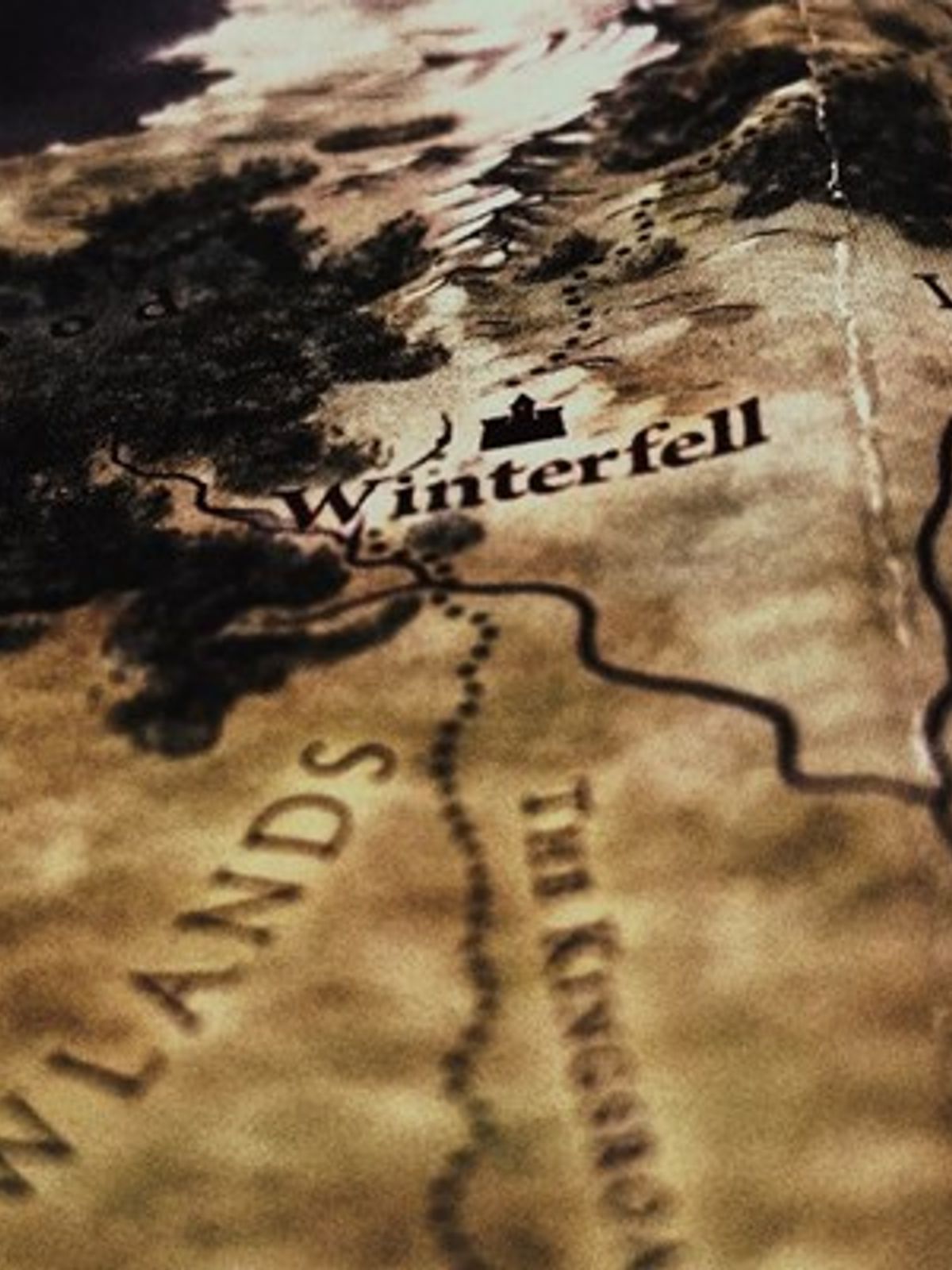 un gros plan d'une carte du jeu des trônes en Islande.
