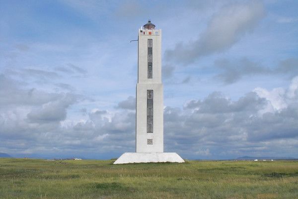 un alto y moderno faro de color claro