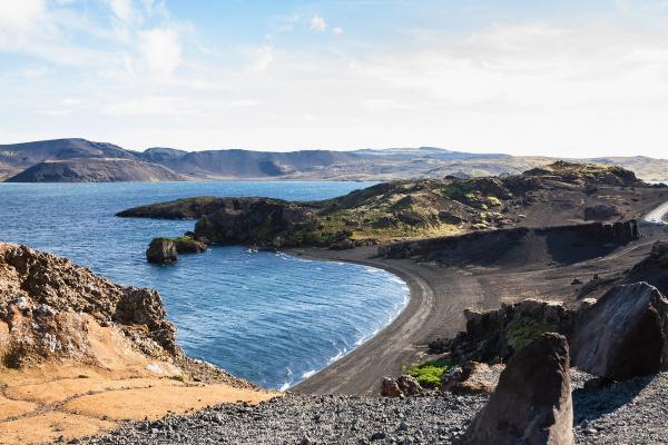 panorámica de una playa en un lago