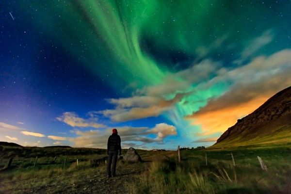 Hombre debajo de la aurora boreal en Islandia