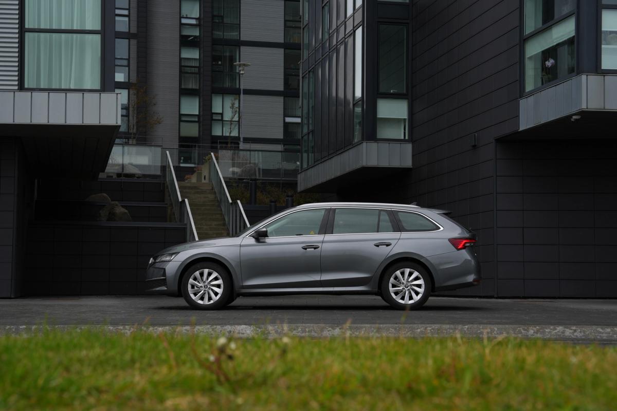 Un Skoda Octavia gris  aparcado frente a un edificio