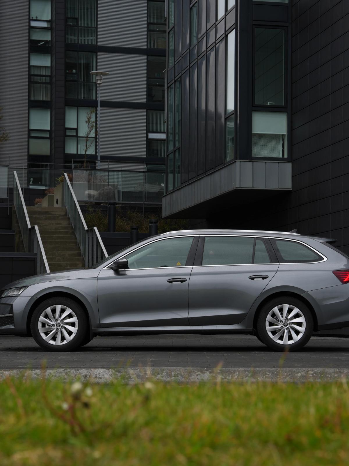 Un Skoda Octavia gris aparcado frente a un edificio