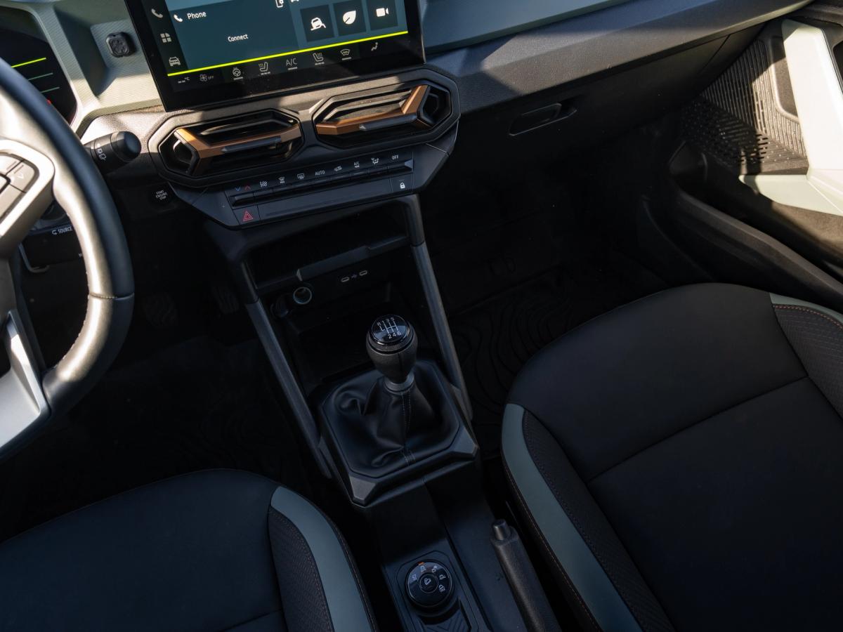 Console central do Duster Consola central do Dacia Duster com alavanca de velocidades manual, bancos dianteiros e saídas de ar