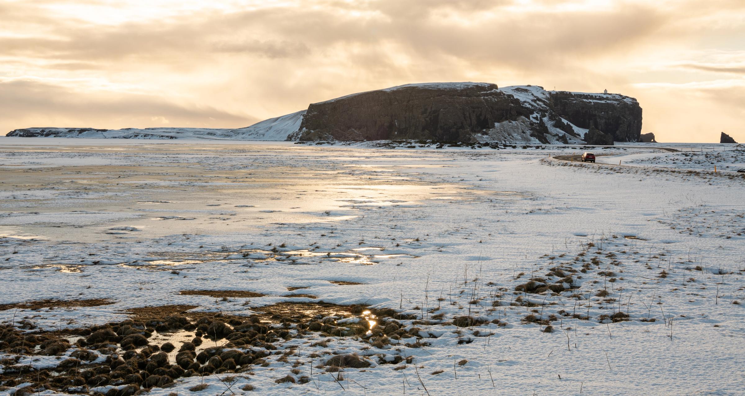 Le promontoire de Dyrhólaey recouvert de neige en hiver