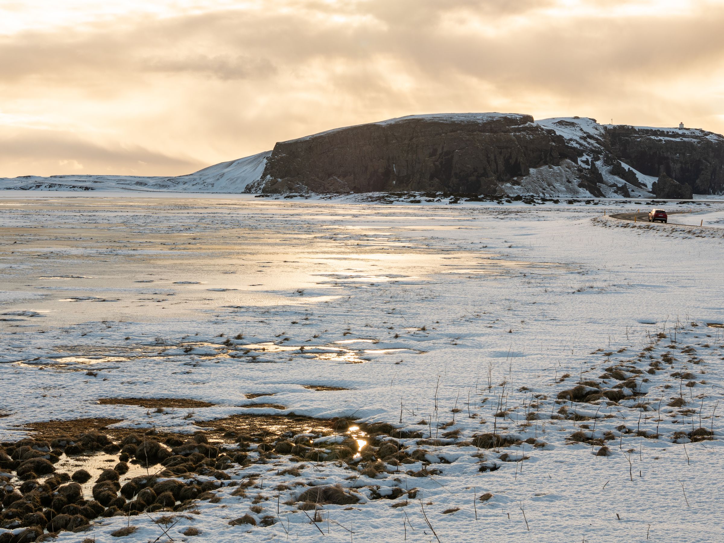 Le promontoire de Dyrhólaey recouvert de neige en hiver