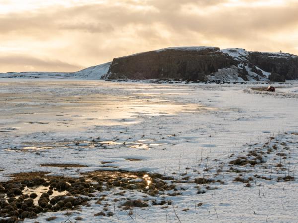 Le promontoire de Dyrhólaey recouvert de neige en hiver