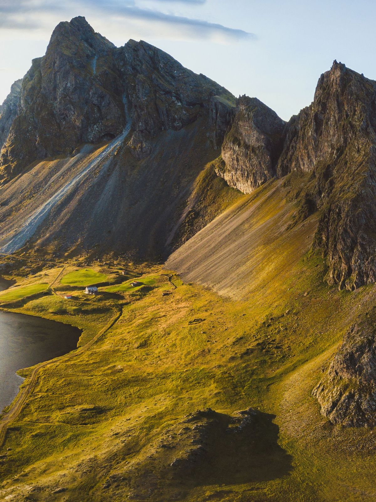 Foto aérea de una carretera costera espectacular en Islandia